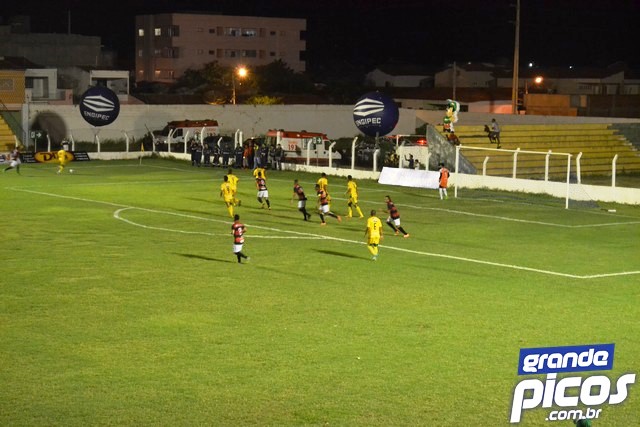 4 de Julho empata com Parnahyba e segue líder; e Flamengo-PI vence Picos na estreia de Lancuna